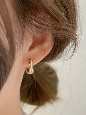 *Stunning 14K Golden Plated Small Hoop Huggie Earrings Ear Buckle Simple Design